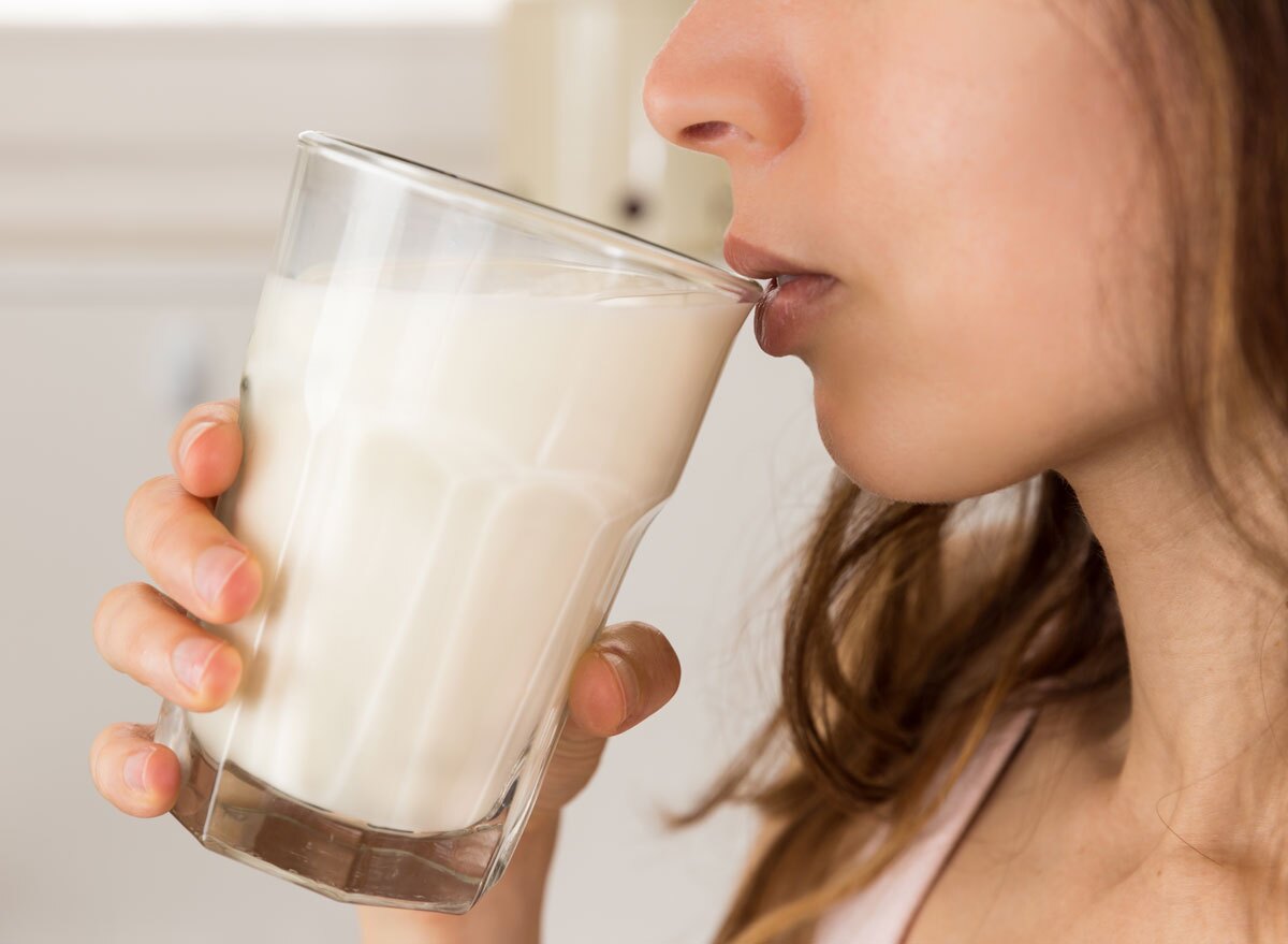 شیر حدود ۹۰ درصد آب دارد، به این معنی که می‌تواند منبع خوبی برای...
